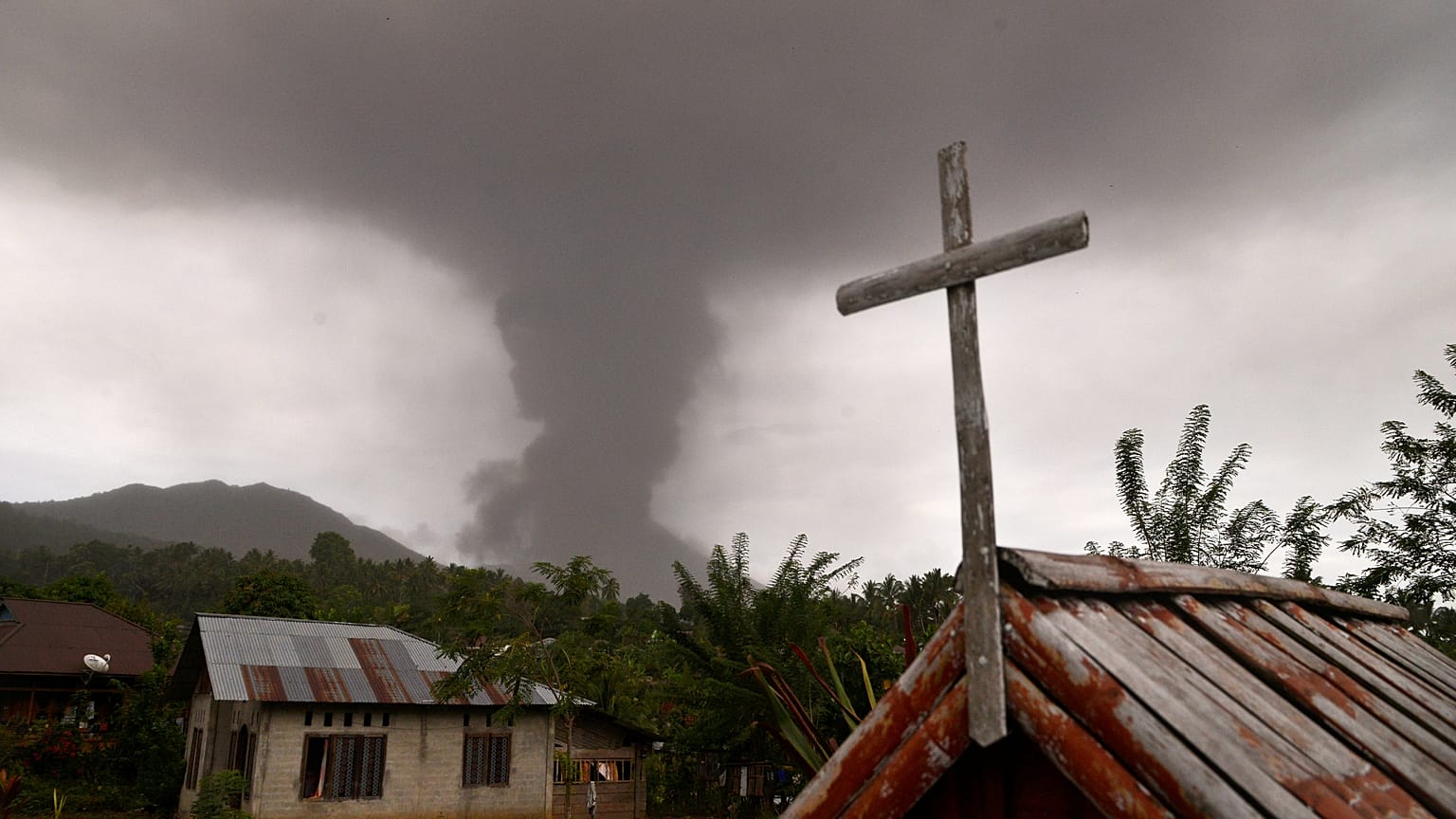 Sulawesi, dopo lo tsunami erutta un vulcano