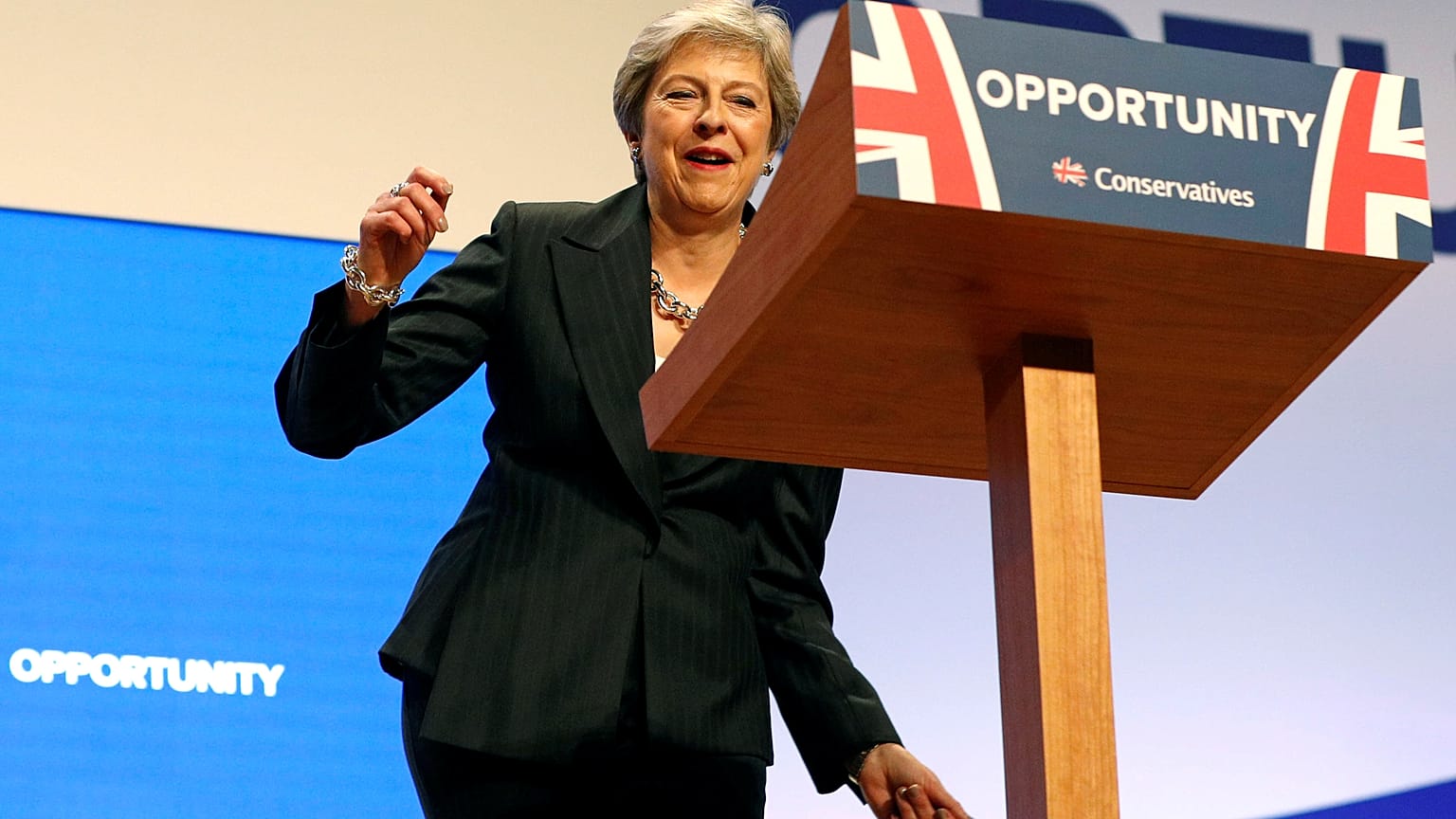 Al ritmo de Abba, May pide "unidad" a los 'tories' ante el Brexit