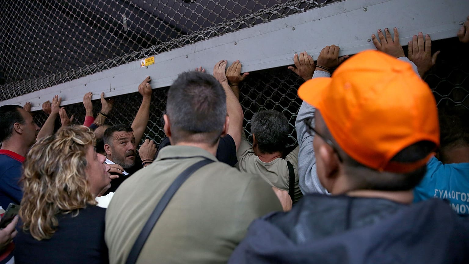 Εισβολή μελών ΑΔΕΔΥ στο υπουργείο Οικονομικών