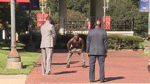 Police subdue man with machete in New Orleans