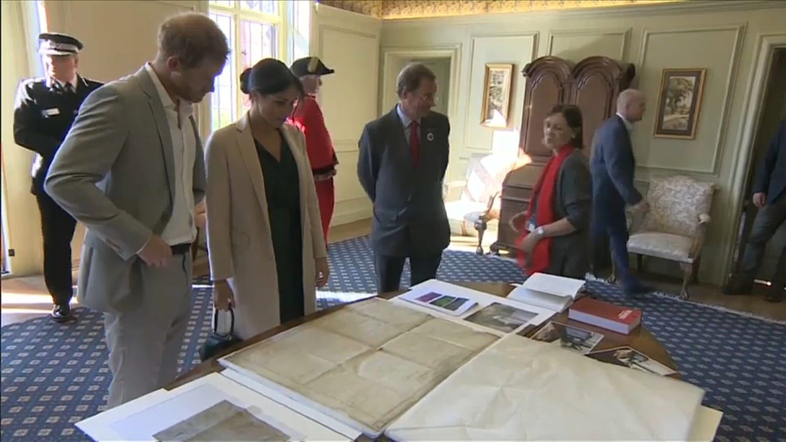 Primeira viagem de Meghan e Harry ao ducado de Sussex.