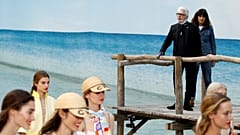 Wie im Traumurlaub: Chanel barfuß am Strand