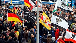 Almanya'nın 'Birleşme Günü'nde aşırı sağcılardan mülteci karşıtı protesto