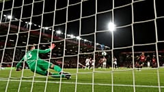 VİDEO | Türk asıllı oyuncu attığı gol sonrası tribünden fırlatılan birayı havada yakalayarak içti