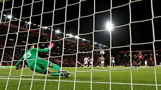 VİDEO | Türk asıllı oyuncu attığı gol sonrası tribünden fırlatılan birayı havada yakalayarak içti