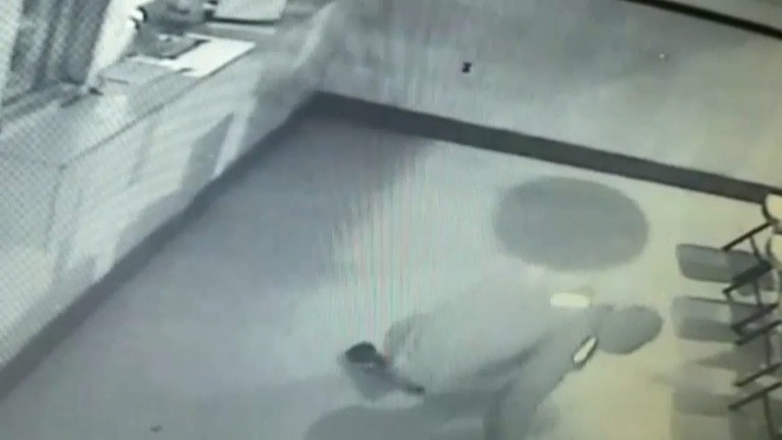 شاهد: ضربة كبيرة يتلقاها لصّ في إحدى أفشل عمليات السرقة في العالم 