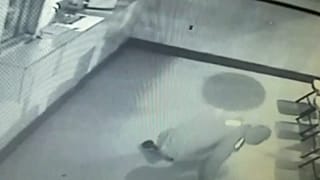 شاهد: ضربة كبيرة يتلقاها لصّ في إحدى أفشل عمليات السرقة في العالم 