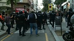 Los Mossos cargan contra ultras independentistas en Barcelona