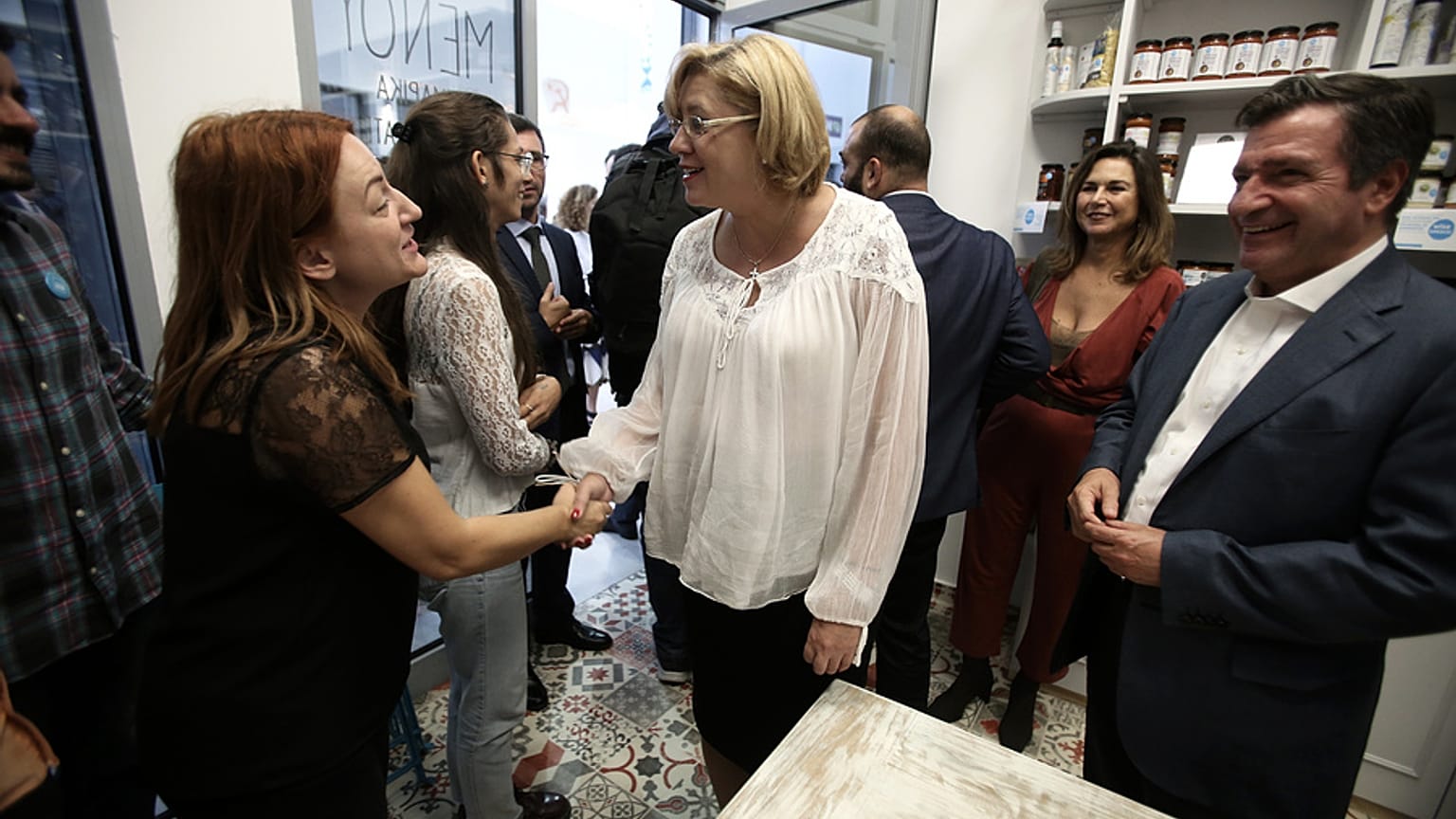 Στην δημοτική αγορά της Κυψέλης η Κορίνα Κρέτσου