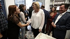 Στην δημοτική αγορά της Κυψέλης η Κορίνα Κρέτσου