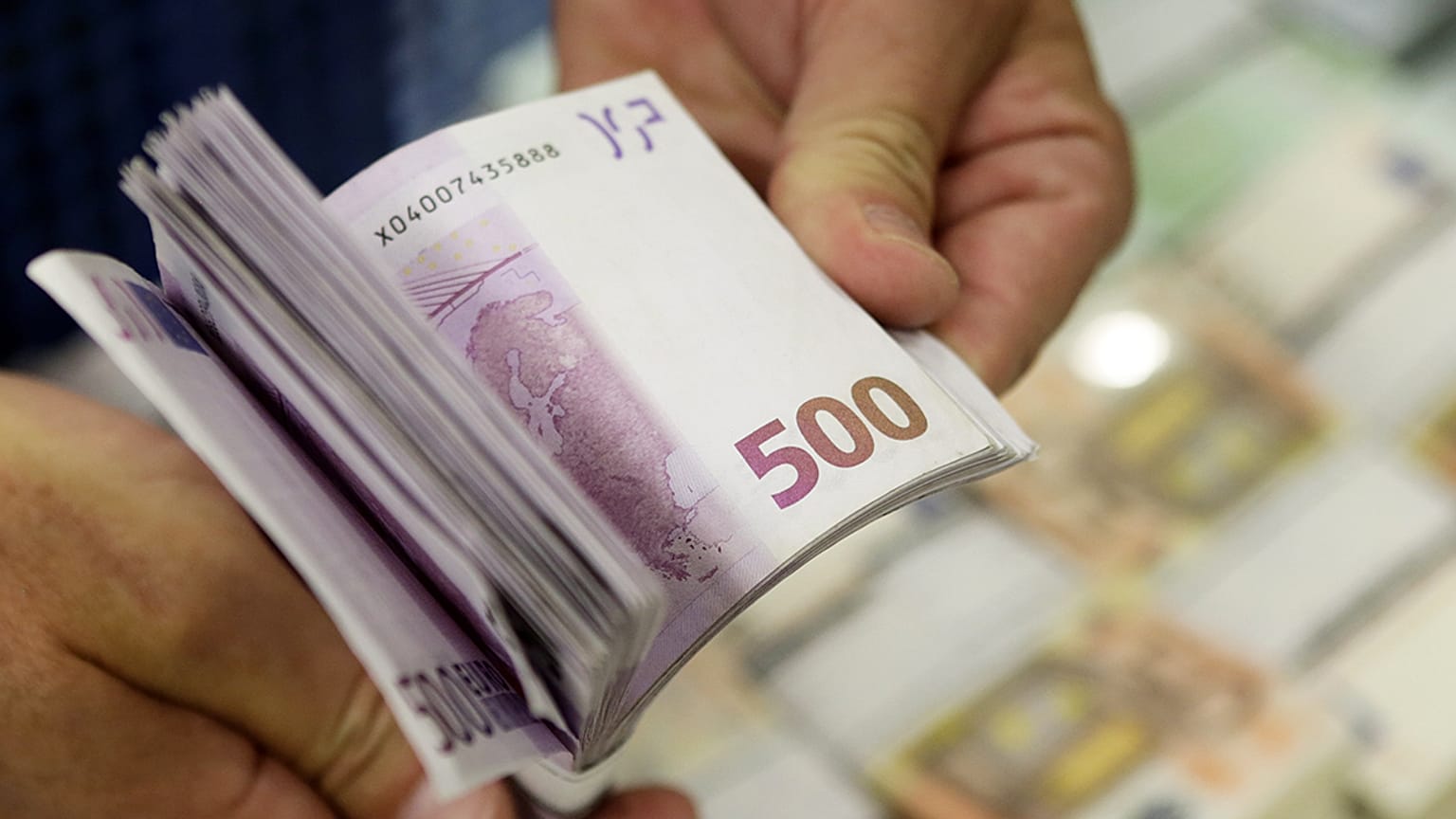 Τραπεζίτης έκλεβε πλούσιους πελάτες και βοηθούσε τους φτωχούς