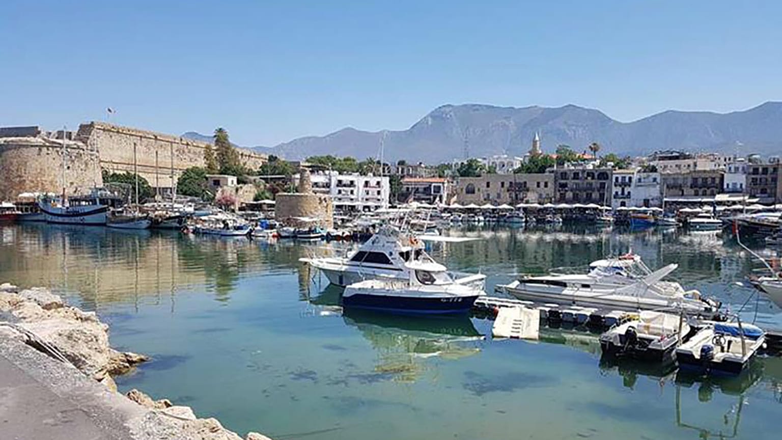 Ανεκτίμητης αξίας εικόνες σαπίζουν στο Κάστρο της Κερύνειας
