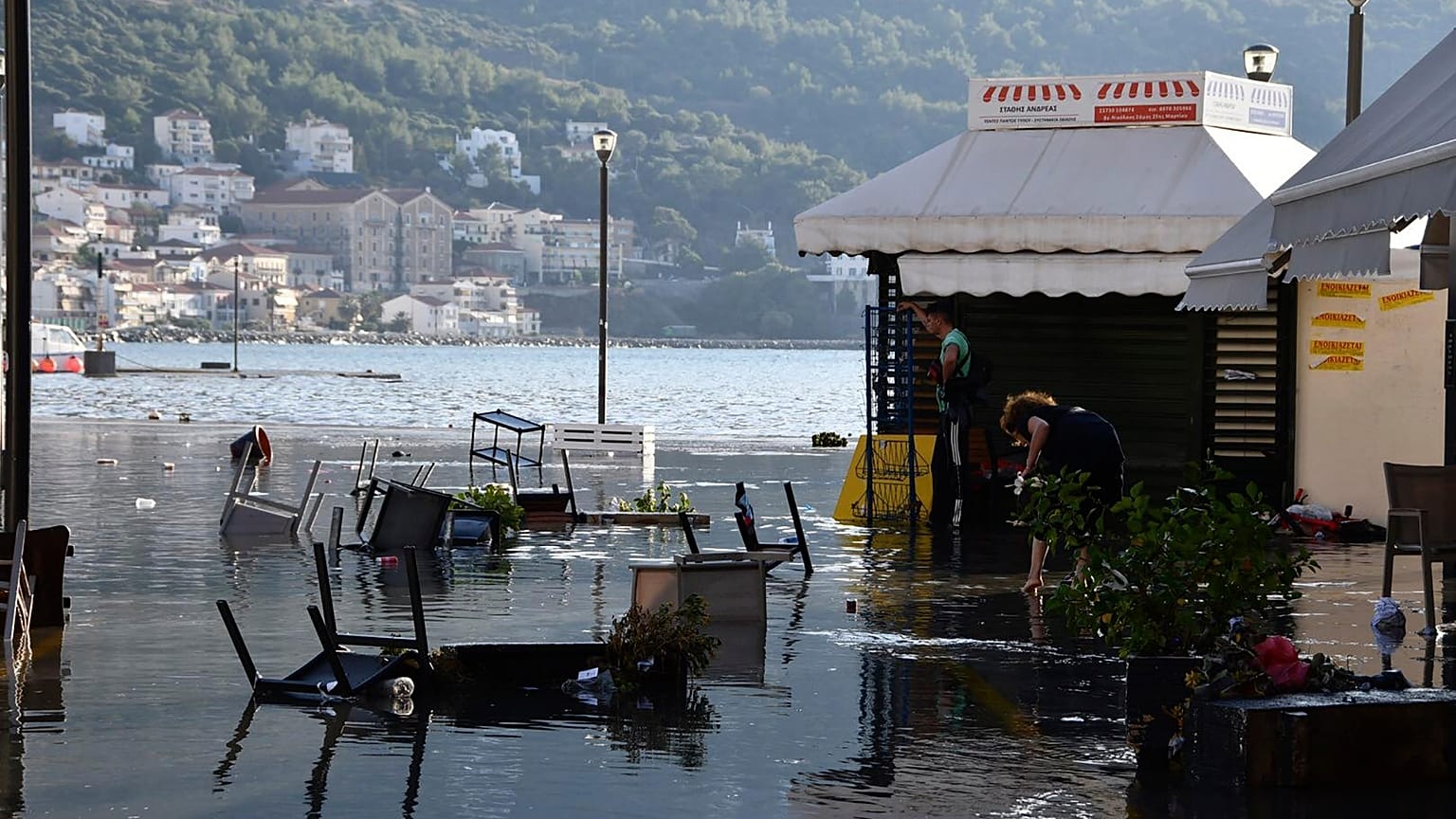  Sisam Adası'nda deprem manzarası 