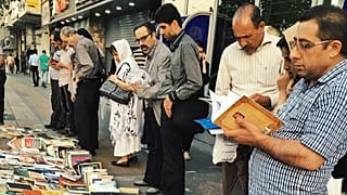 دستفرشی کتاب در خیابان انقلاب تهران