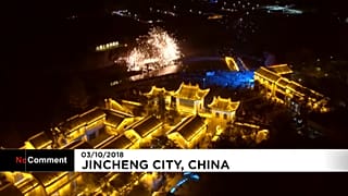 China celebra su día nacional con un espectáculo de chispas de hierro fundido
