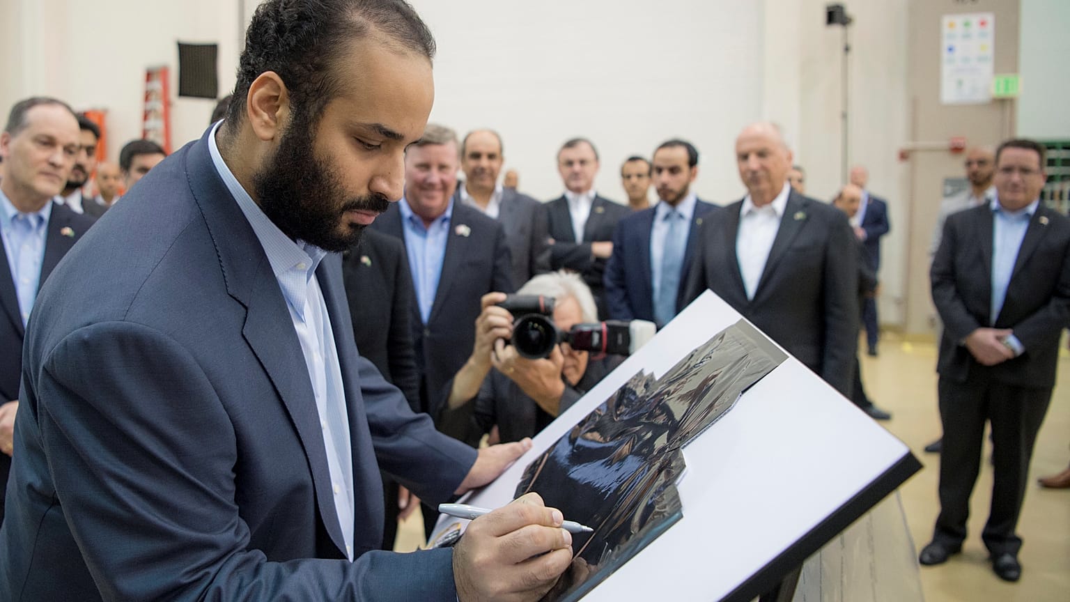محمد بن سلمان خلال زيارته لشركة الصناعات الحربية الأمريكية لوكهيد مارتن
