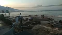 Νέο συγκλονιστικό βίντεο από την στιγμή που «χτυπά» το τσουνάμι