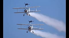 Шоу бипланов в небе Китая
