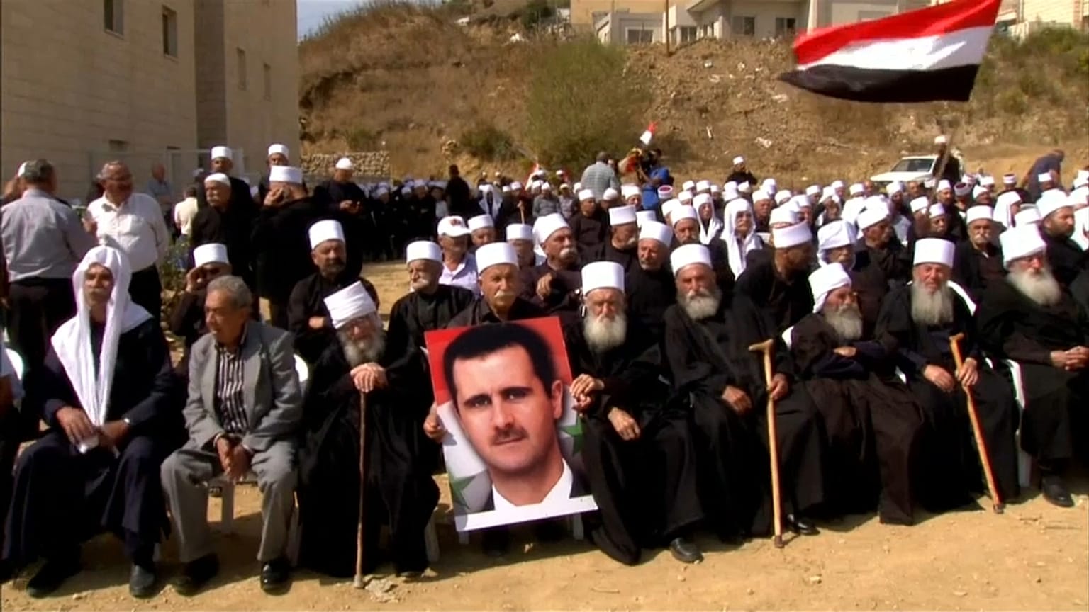 شاهد: دروز الجولان يؤيدون الأسد على الحدود 