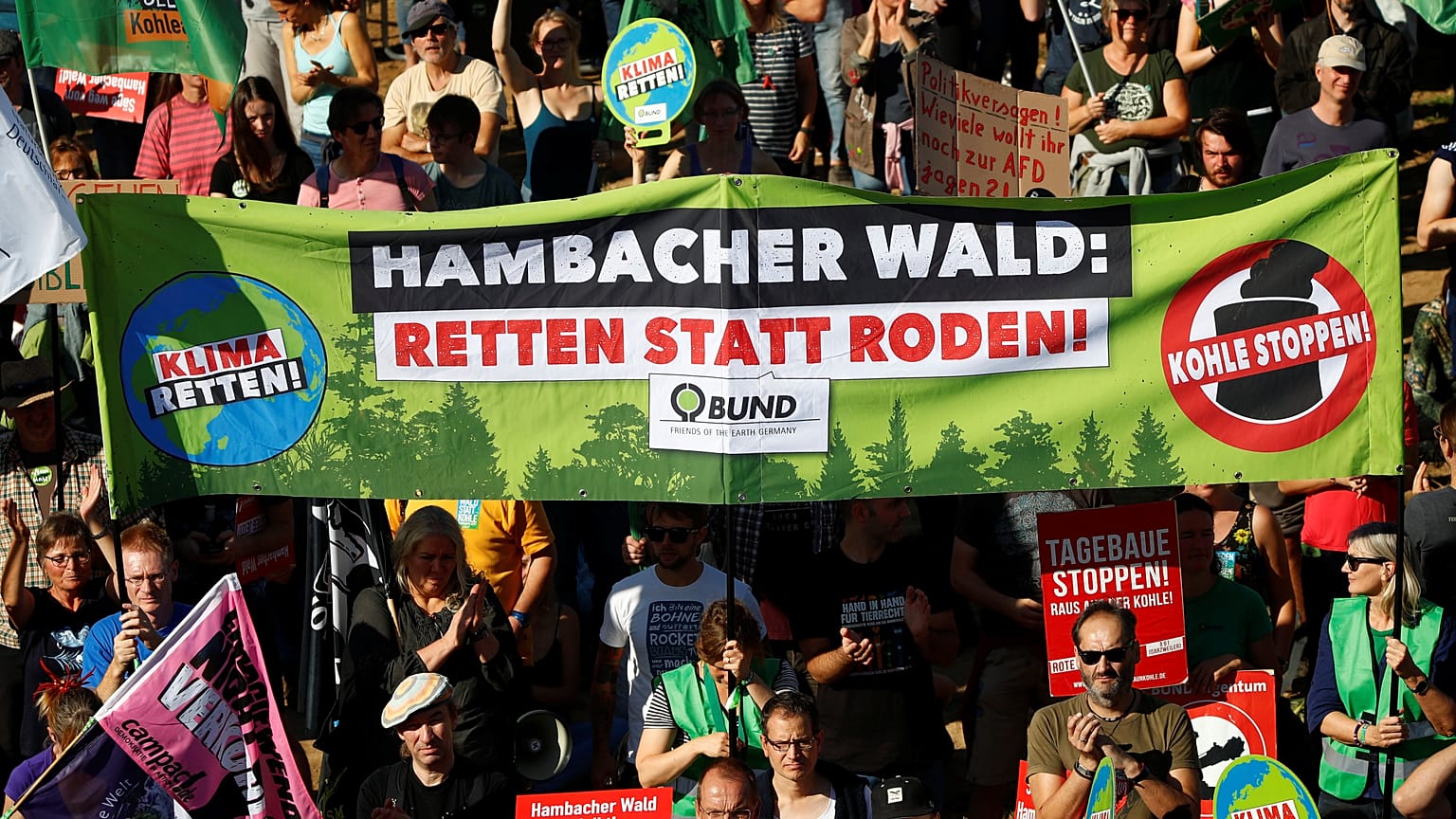 Freudenfeier und Protest bei größter Demo am Hambacher Forst: 10 Fotos und Tweets
