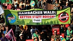 Freudenfeier und Protest bei größter Demo am Hambacher Forst: 10 Fotos und Tweets