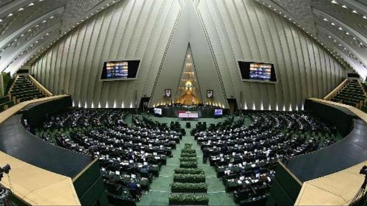 البرلمان الإيراني يقر إجراءات لمكافحة تمويل الإرهاب