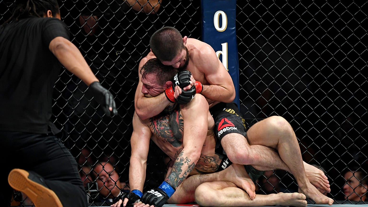 Dağıstanlı Nurmagomedov’un İrlandalı McGregor'u devirdiği maç olaylı bitti