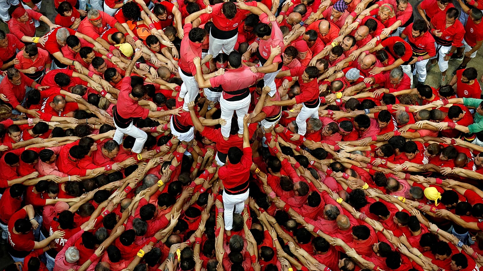 Miembros de la colla Joves Xiquets de Valls forman un castell.