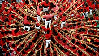 Miembros de la colla Joves Xiquets de Valls forman un castell.