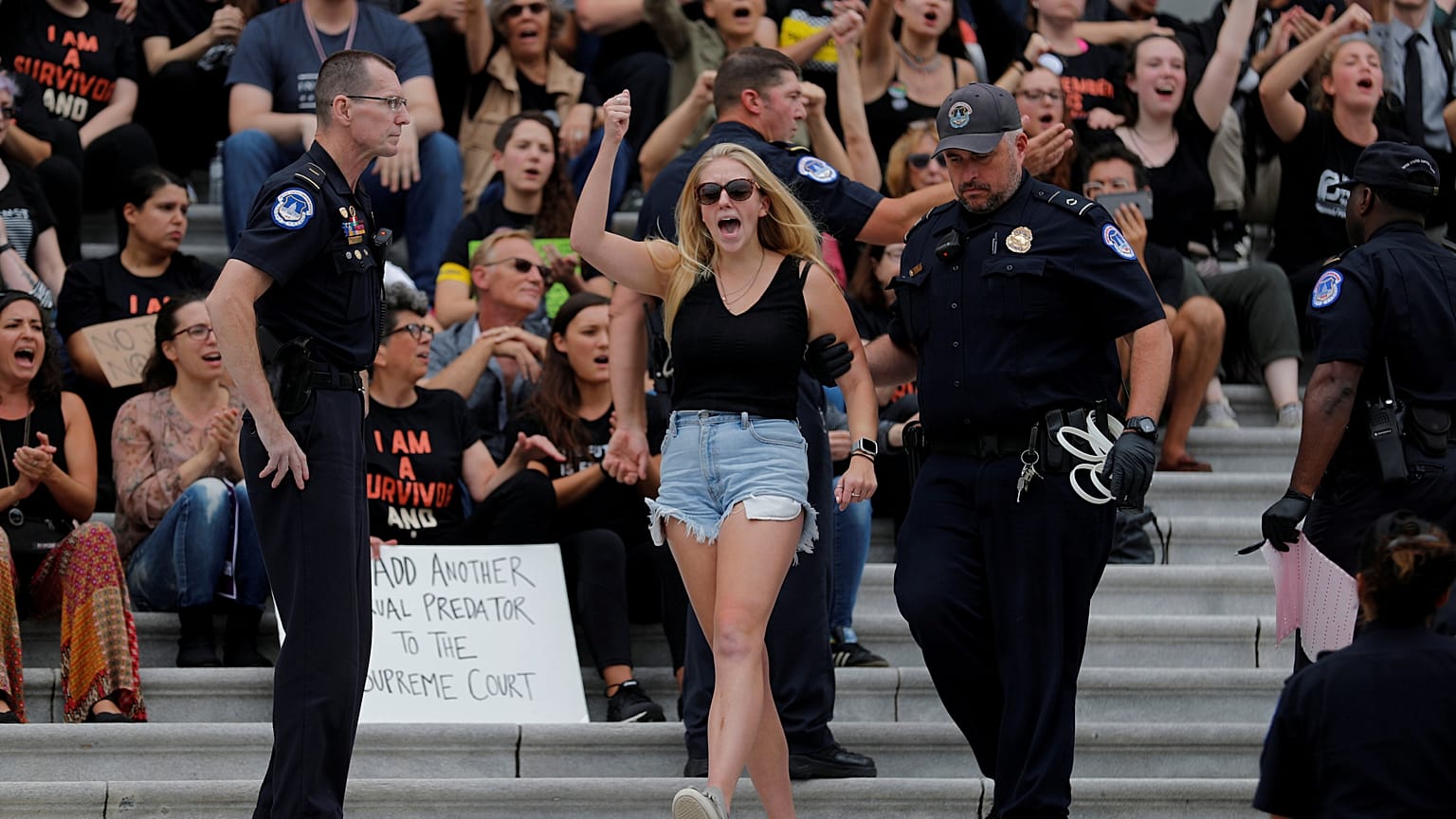 La policía detiene a una mujer en las protestas contra Kavanaugh