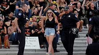 La policía detiene a una mujer en las protestas contra Kavanaugh