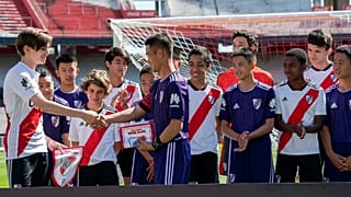Thailändische Höhlenjungs spielen in Argentinien