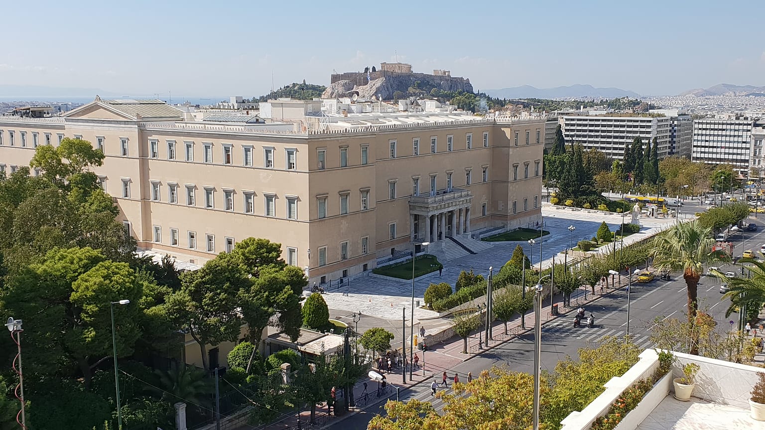 Μεθυσμένος οδηγός σταμάτησε με το όχημά του στο προαύλιο της Βουλής