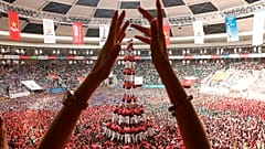 Katalanlar insan kulesi yapıp bağımsızlığa bayrak açtı