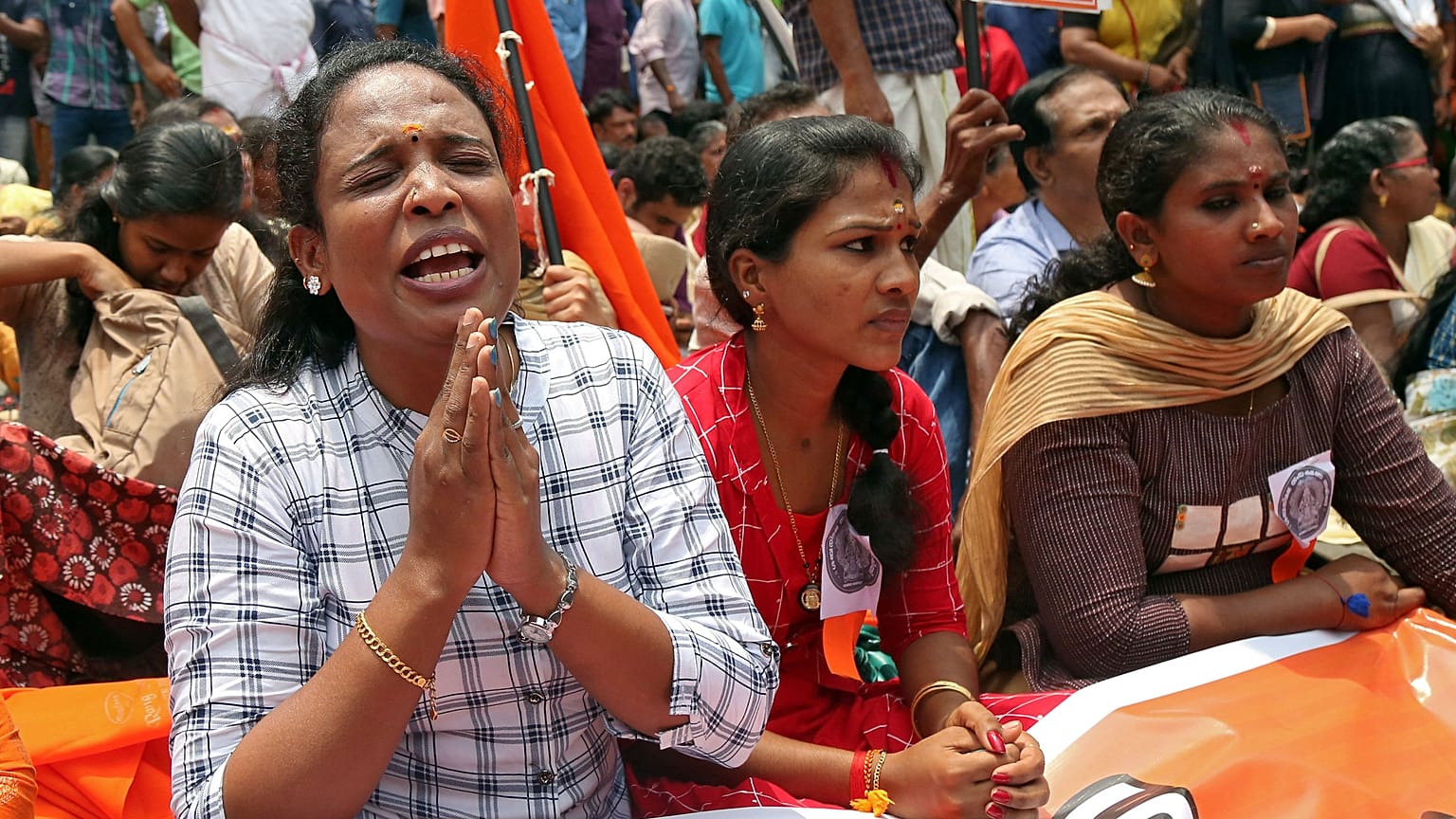 Hindistan'da cinsel istismarı protesto eden kızlara sopalı saldırı