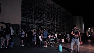 ¿Cómo es la vida de un vendedor de cerveza pakistaní en Barcelona?