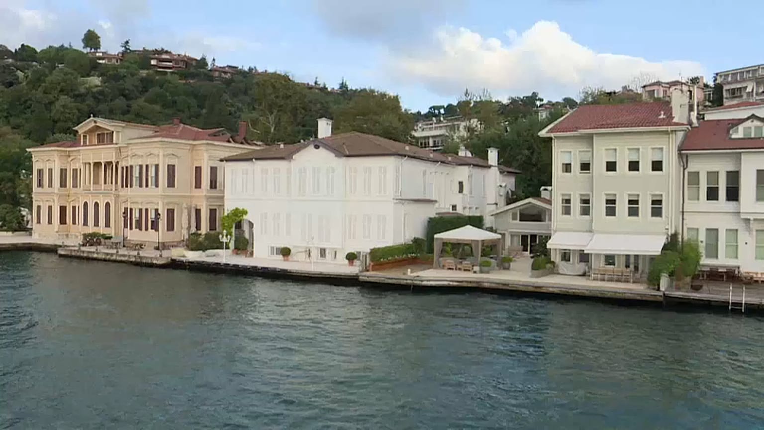 Ekonomik kriz milyon dolarlık yalıları da vurdu, Boğaziçi'nde 60 yalı satılık 