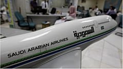 "السعودية" للطيران ترفض ركوب مسافر على متن إحدى طائراتها والسبب.. سرواله القصير!