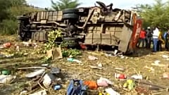 Az oldalára fordult kenyai busz