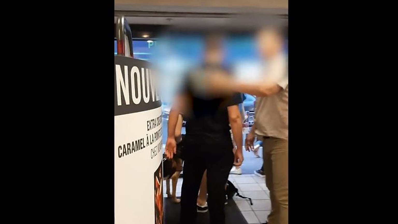 Fransa'da görme engelli bir kişi rehber köpeğiyle alışveriş yaptığı marketten atıldı