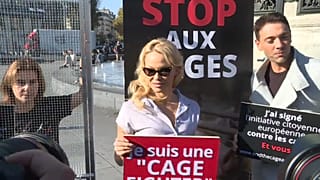 Pamela Anderson mise en cage pour les droits des animaux