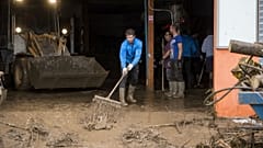 رافائل نادال در حال امدادرسانی به سیل زدگان مایورکا