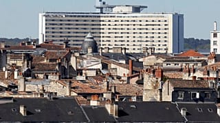 Le centre hospitalier universitaire de Bordeaux en arrière-plan
