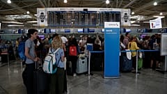 Χιλιάδες συλλήψεις σε ελληνικά αεροδρόμια για πλαστά έγγραφα