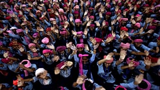 مجموعة من الطالبات يحتفلن باليوم العالمي للفتاة
