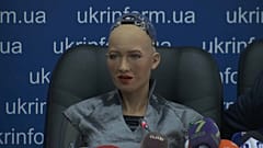 شاهد: الروبوت صوفيا تعقد مؤتمراً صحفياً في أوكرانيا وتلتقي رئيس الوزراء