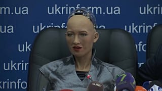 شاهد: الروبوت صوفيا تعقد مؤتمراً صحفياً في أوكرانيا وتلتقي رئيس الوزراء