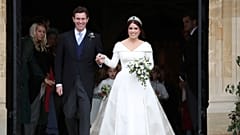 Dos jóvenes esperan frente al castillo de Windsor para el enlace real