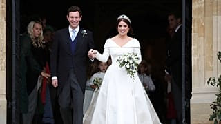 Dos jóvenes esperan frente al castillo de Windsor para el enlace real