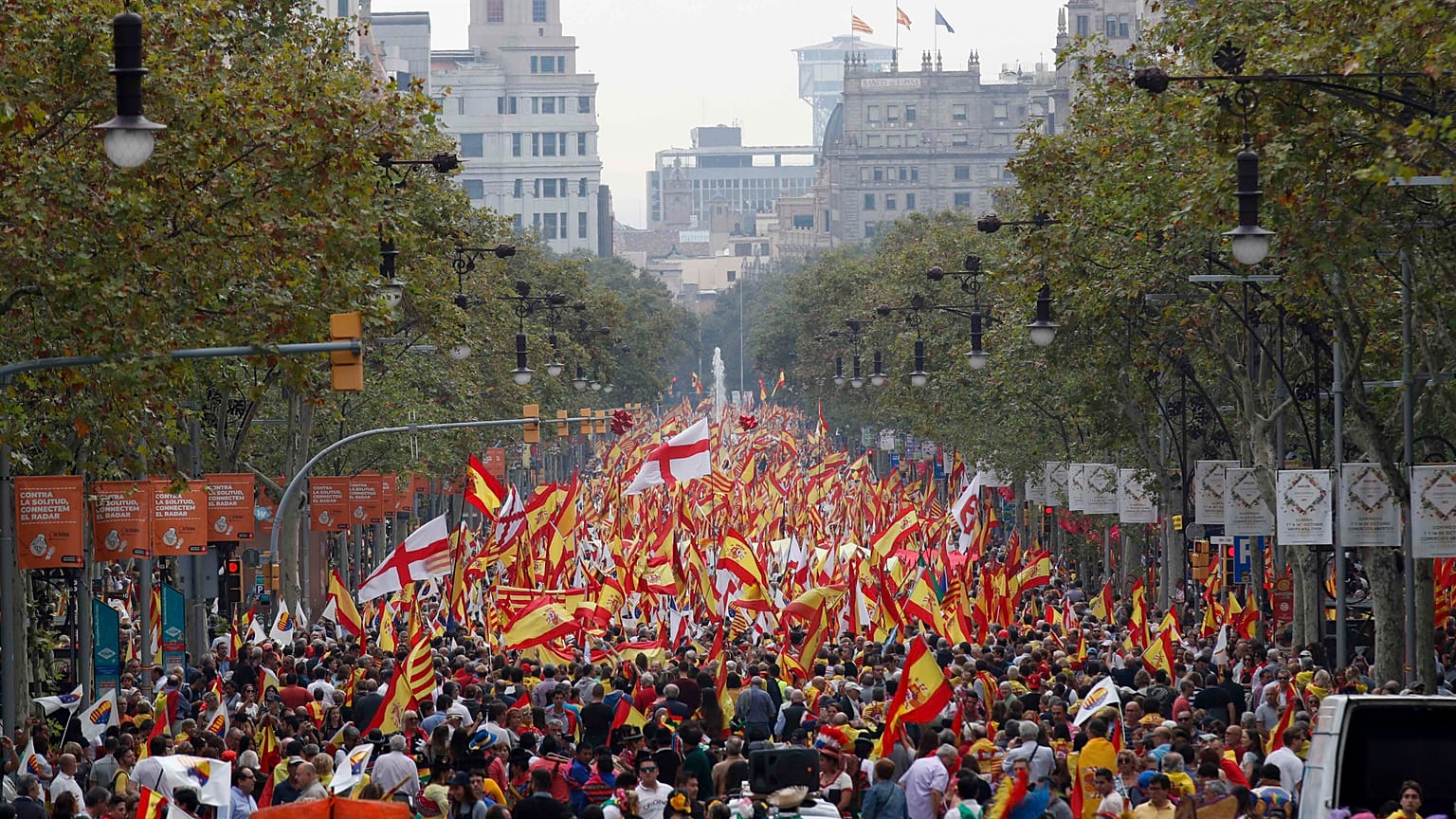Una protesta "antifascista" intenta boicotear la marcha por la unidad de España en Barcelona